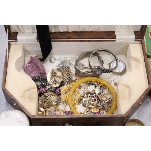 201 - A QUANTITY OF COSTUME JEWELLERY, CLUTCH BAGS, VINTAGE JEWELLERY BOXES, ETC.,