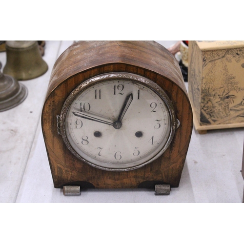 202 - TWO VINTAGE CASED MANTEL CLOCKS TO INCLUDE A SMITHS TOGETHER WITH A PEARCE & SONS LTD LEICESTER BRAS... 