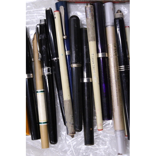 207 - AN ASSORTMENT OF CALLIGRAPHY PENS WITH INK