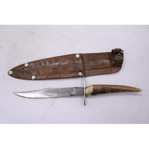 208 - A RARE SCOUTING KNIFE STAMPED WILLIAM ROGERS AND SHEATH DATING FROM 1929 - 1933 (SHOWN ON SHEATH)