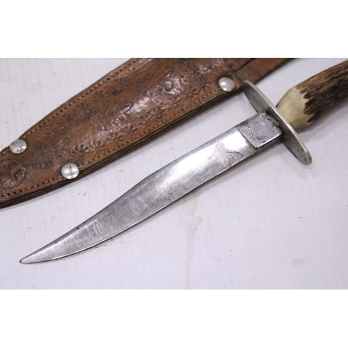 208 - A RARE SCOUTING KNIFE STAMPED WILLIAM ROGERS AND SHEATH DATING FROM 1929 - 1933 (SHOWN ON SHEATH)