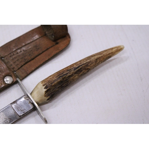 208 - A RARE SCOUTING KNIFE STAMPED WILLIAM ROGERS AND SHEATH DATING FROM 1929 - 1933 (SHOWN ON SHEATH)