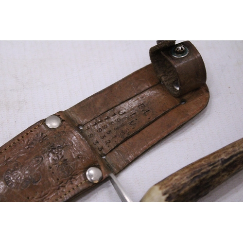 208 - A RARE SCOUTING KNIFE STAMPED WILLIAM ROGERS AND SHEATH DATING FROM 1929 - 1933 (SHOWN ON SHEATH)