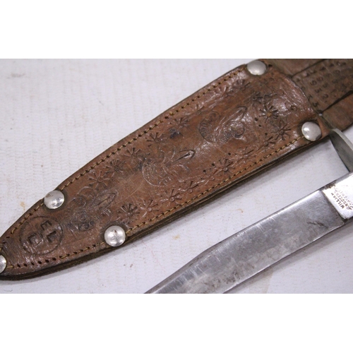 208 - A RARE SCOUTING KNIFE STAMPED WILLIAM ROGERS AND SHEATH DATING FROM 1929 - 1933 (SHOWN ON SHEATH)