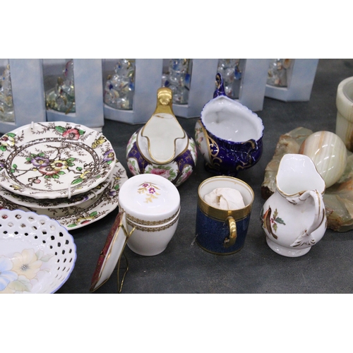 211 - A MIXED LOT TO INCLUDE AN AYNSLEY COTTAGE GARDEN PIN DISH, WEDGWOOD MILK JUG, MARBLE EGG, LIMOGES MI... 