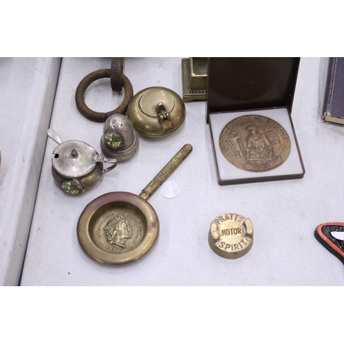 231 - A QUANTITY OF BRASSWARE, ETC TO INCLUDE A POLISH BRONZE MEDAL, AN OIL LAMP, BELL, BUS, TANKARD, WEIG... 