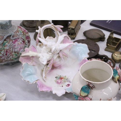 232 - A QUANTITY OF VINTAGE CERAMICS TO INCLUDE A PAIR OF NIPPON MORIAGE JUGS - 1 A/F, A DERBY PORCELAIN Y... 