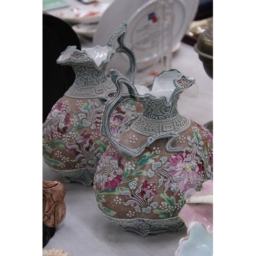 232 - A QUANTITY OF VINTAGE CERAMICS TO INCLUDE A PAIR OF NIPPON MORIAGE JUGS - 1 A/F, A DERBY PORCELAIN Y... 