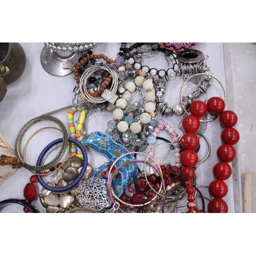 247 - A LARGE QUANTITY OF COSTUME JEWELLERY BEADED AND METAL BANGLES