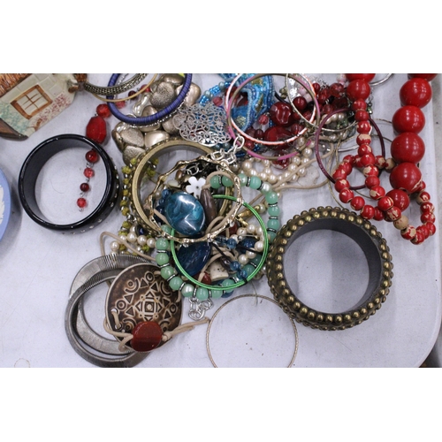 247 - A LARGE QUANTITY OF COSTUME JEWELLERY BEADED AND METAL BANGLES