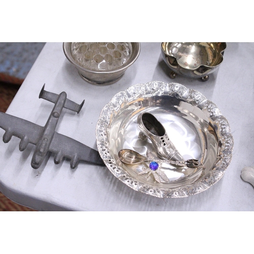 255 - A QUANTITY OF SILVER PLATED ITEMS TO INCLUDE A CANDLEABRA, TEA AND COFFEE POT, SUGAR BOWL, CREAM JUG... 