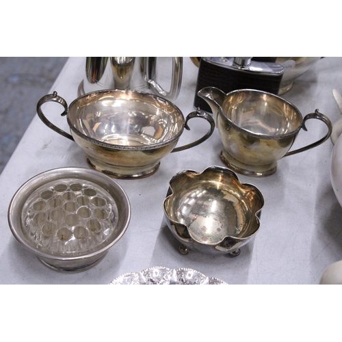 255 - A QUANTITY OF SILVER PLATED ITEMS TO INCLUDE A CANDLEABRA, TEA AND COFFEE POT, SUGAR BOWL, CREAM JUG... 