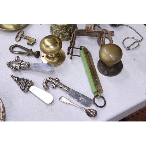 256 - A QUANTITY OF BRASSWARE TO INCLUDE A TRIVET, VINTAGE DOOR KNOBS, BELLS, A CANDLESTICK, DOOR KNOCKER,... 