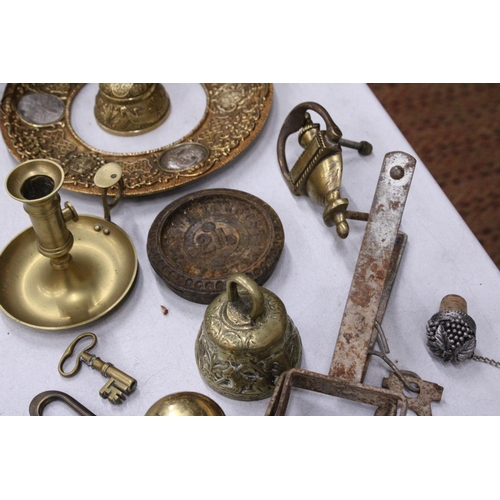 256 - A QUANTITY OF BRASSWARE TO INCLUDE A TRIVET, VINTAGE DOOR KNOBS, BELLS, A CANDLESTICK, DOOR KNOCKER,... 