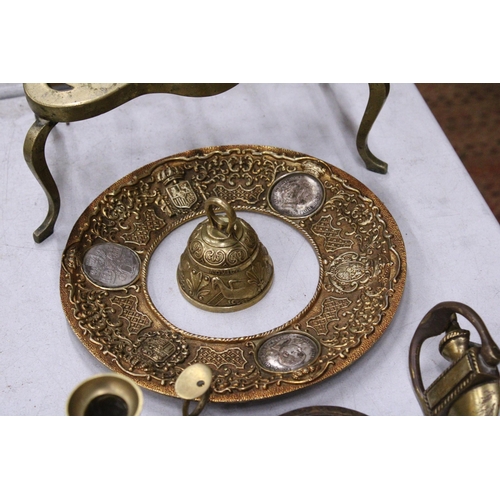 256 - A QUANTITY OF BRASSWARE TO INCLUDE A TRIVET, VINTAGE DOOR KNOBS, BELLS, A CANDLESTICK, DOOR KNOCKER,... 