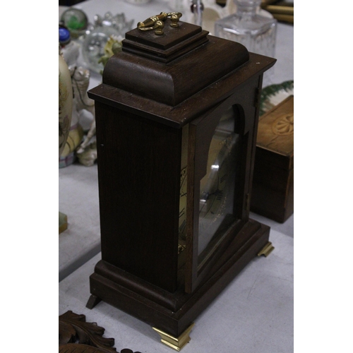 259 - A MAHOGANY CASED 'TEMPUS FUGIT' MANTLE CLOCK WITH BATTERY OPERATED MECHANISM