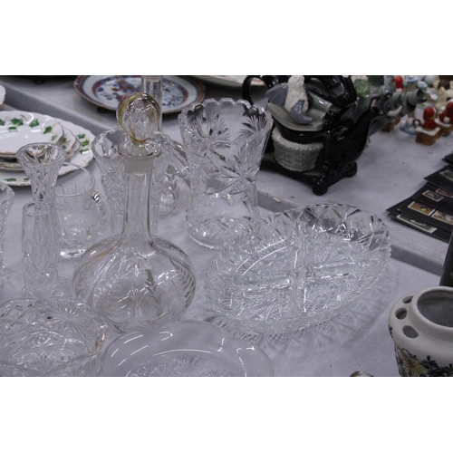 267 - A QUANTITY OF GLASSWARE TO INCLUDE DECANTERS, VASES, BOWLS, BELLS, A PAPERWEIGHT, ETC