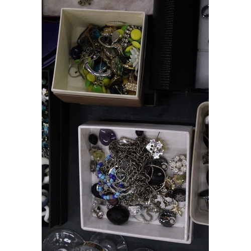 271 - A LARGE QUANTITY OF LOOSE AND BOXED COSTUME JEWELLERY TO INCLUDE NECKLACES, CUFFLINKS, EARRINGS, RIN... 