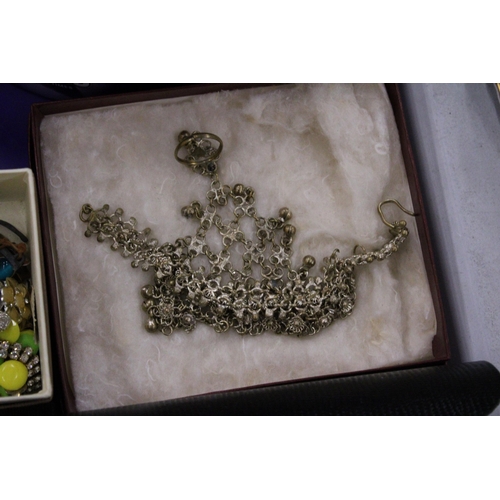 271 - A LARGE QUANTITY OF LOOSE AND BOXED COSTUME JEWELLERY TO INCLUDE NECKLACES, CUFFLINKS, EARRINGS, RIN... 