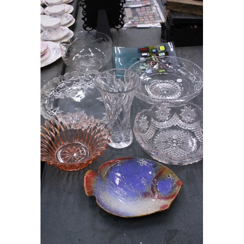 297 - A QUANTITY OF GLASSWARE TO INCLUDE A WALTHER GLASS SHALOOW BOWL, VASE, BOWLS AND A MOSIAC PLATE AND ... 