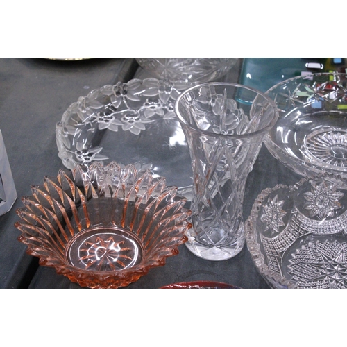 297 - A QUANTITY OF GLASSWARE TO INCLUDE A WALTHER GLASS SHALOOW BOWL, VASE, BOWLS AND A MOSIAC PLATE AND ... 