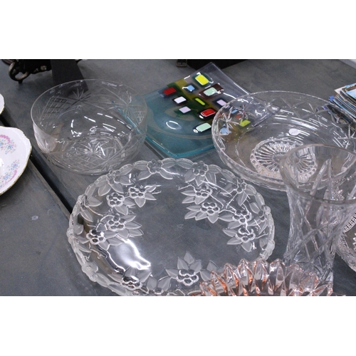 297 - A QUANTITY OF GLASSWARE TO INCLUDE A WALTHER GLASS SHALOOW BOWL, VASE, BOWLS AND A MOSIAC PLATE AND ... 