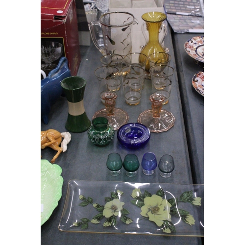 300 - A GOLD AND CLEAR JUG WITH MATCHING GLASSES, AN EMERALD GREEN ENAMELLED VASE, PINK GLASS CANDLESTICKS... 