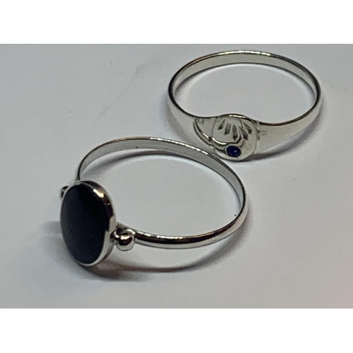 557 - FOUR MARKED SILVER RINGS TO INCLUDE A GOLD PLATED