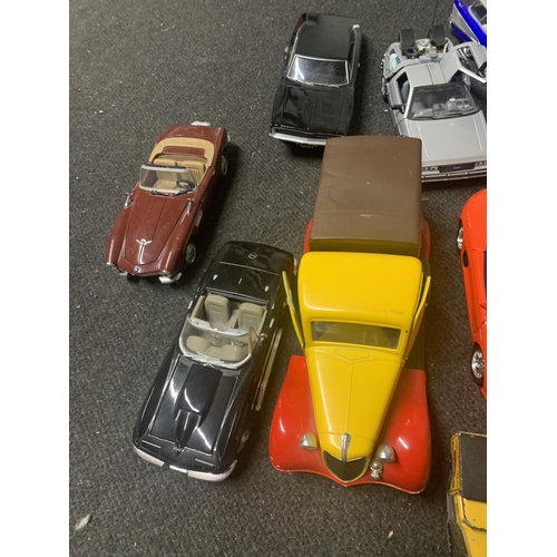 521 - A COLLECTION OF LARGE AND SMALLER DIE-CAST VEHICLES TO INCLUDE CARS, VANS AND MOTOR BIKES