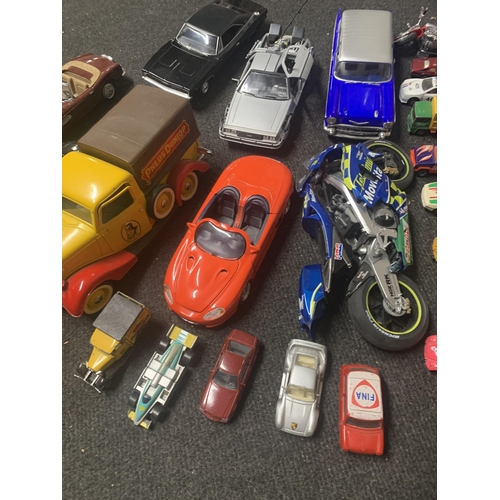 521 - A COLLECTION OF LARGE AND SMALLER DIE-CAST VEHICLES TO INCLUDE CARS, VANS AND MOTOR BIKES