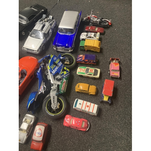 521 - A COLLECTION OF LARGE AND SMALLER DIE-CAST VEHICLES TO INCLUDE CARS, VANS AND MOTOR BIKES