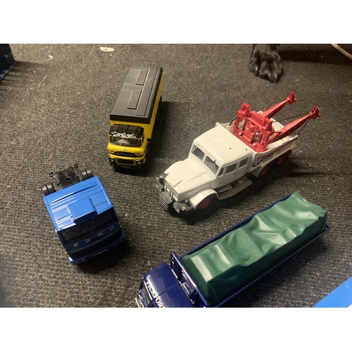 526 - EIGHT CORGI VEHICLES TO INCLUDE TRUCKS, A TRACTOR UNIT AND A RESCUE TRUCK