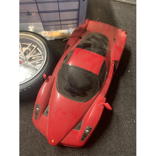 537 - A QUANTITY OF CARS, ETC TO INCLUDE FERRARI, TWO FERRARI CAPS AND A WHEEL SHAPED WALL CLOCK