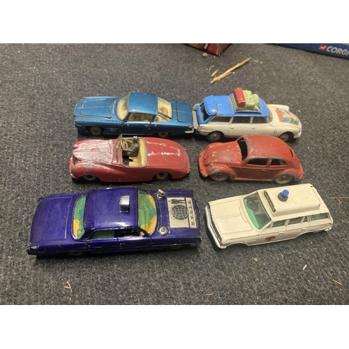 541 - TEN VINTAGE CORGI AND DINKY TOYS TO INCLUDE BEDFORD DORMOBILE, VOLKSWAGON BEETLE, VICTOR, ETC