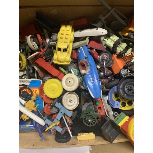 542 - A QUANTITY OF TOYS TO INCLUDE VINTAGE DIE-CAST VEHICLES, ETC