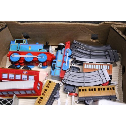 561 - A QUANTITY OF SMALL CHILDREN'S TOY TRAINSM TO INCLUDE THOMAS THE TANK ENGINE AND FRIENDS, BRIO, ETC ... 