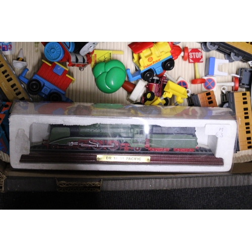 561 - A QUANTITY OF SMALL CHILDREN'S TOY TRAINSM TO INCLUDE THOMAS THE TANK ENGINE AND FRIENDS, BRIO, ETC ... 