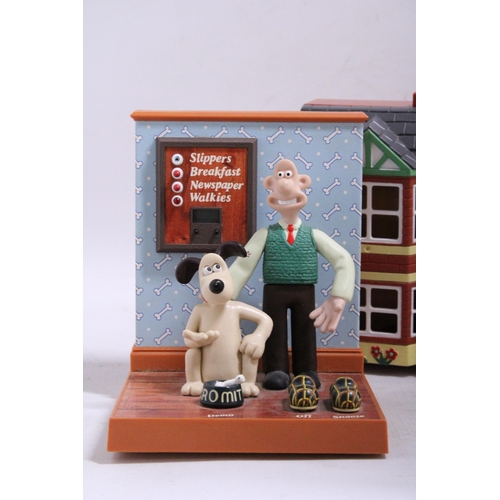 568 - A WALLACE AND  PLAY HOUSE SET TO INCLUDE FIGURES AND A WALLACE AND GROMIT ALARM CLOCK