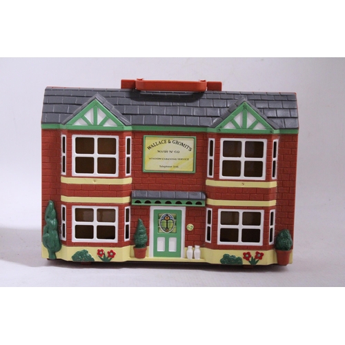 568 - A WALLACE AND  PLAY HOUSE SET TO INCLUDE FIGURES AND A WALLACE AND GROMIT ALARM CLOCK