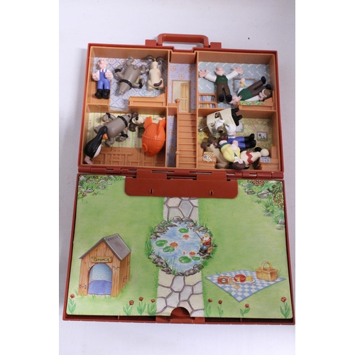 568 - A WALLACE AND  PLAY HOUSE SET TO INCLUDE FIGURES AND A WALLACE AND GROMIT ALARM CLOCK