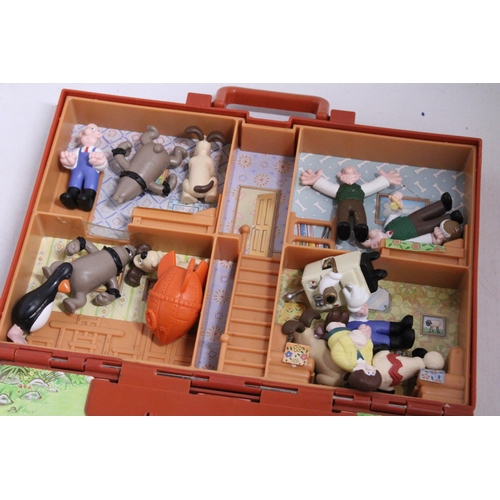 568 - A WALLACE AND  PLAY HOUSE SET TO INCLUDE FIGURES AND A WALLACE AND GROMIT ALARM CLOCK