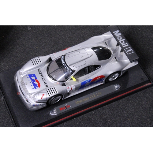 580 - A QUANTITY OF SCALEXTRIC TRACK, A LARGE MAISTO MERCEDES CLK LM ON A PLINTH, ETC