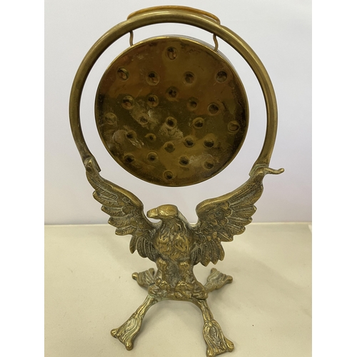 174 - AN EARLY 20TH CENTURY BRASS TABLE GONG IN THE FORM OF A WINGED EAGLE TOGETHER WITH A PAIR OF WALL HA... 