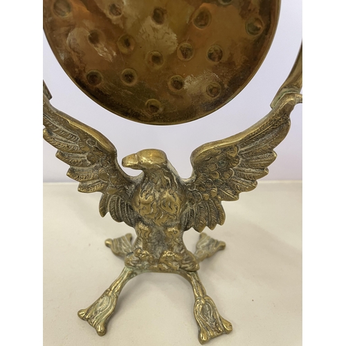 174 - AN EARLY 20TH CENTURY BRASS TABLE GONG IN THE FORM OF A WINGED EAGLE TOGETHER WITH A PAIR OF WALL HA... 