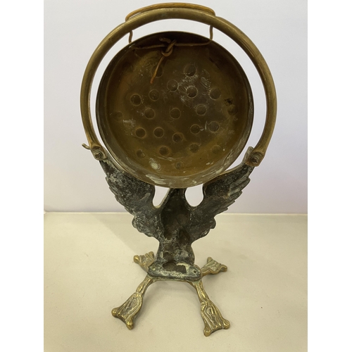 174 - AN EARLY 20TH CENTURY BRASS TABLE GONG IN THE FORM OF A WINGED EAGLE TOGETHER WITH A PAIR OF WALL HA... 