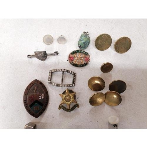 49 - A MIXED LOT TO INCLUDE TWO DUNHILL LIGHTERS, A BURMA STAR BADGE, COSTUME JEWELLERY, BUTTONS ETC