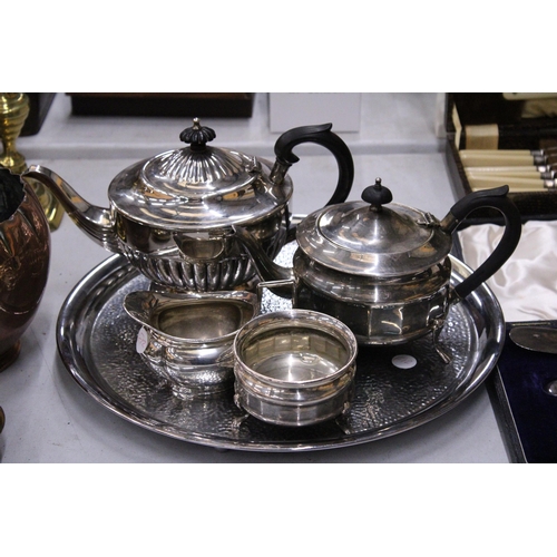 185 - A QUANTITY OF SILVERPLATE AND BOXED FLATWARE TO INCLUDE A HAMMERED TRAY, TEAPOTS, CREAMER, SUGAR BOW... 