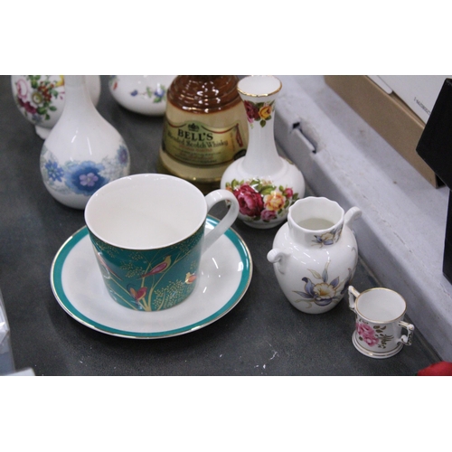 223 - A QUANTITY OF CERAMICS AND CHINA TO INCLUDE A PORTMEIRION SARA MILLER BIRD PATTERNED CUP AND SAUCER,... 