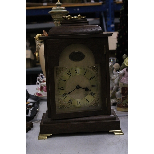 259 - A MAHOGANY CASED 'TEMPUS FUGIT' MANTLE CLOCK WITH BATTERY OPERATED MECHANISM