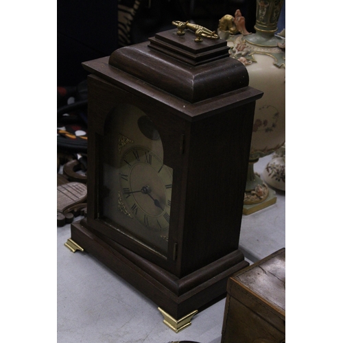 259 - A MAHOGANY CASED 'TEMPUS FUGIT' MANTLE CLOCK WITH BATTERY OPERATED MECHANISM